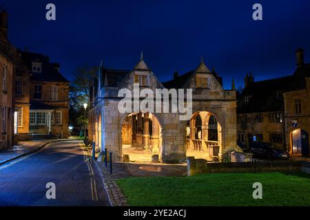 Chipping Campden Markthalle im Herbst bei Sonnenaufgang. Chipping Campden, Cotswolds, Gloucestershire, England Stockfoto