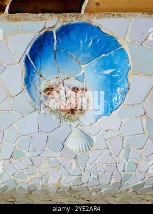 Mosaik Serpentinenbank auf der Hauptterrasse, detaillierte Aussicht, Park Güell, Barcelona, Katalonien, Spanien Stockfoto