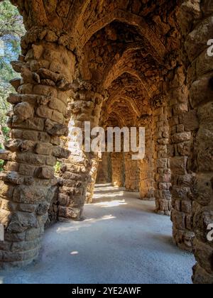 Kolonnadenpfad unter dem Straßenviadukt, Park Güell, Barcelona, Katalonien, Spanien Stockfoto