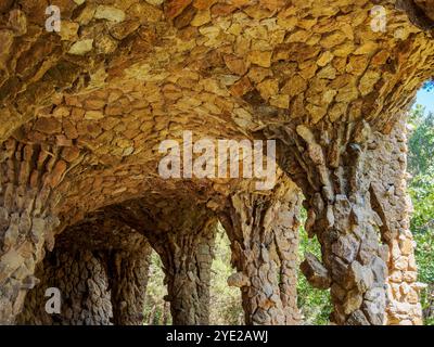 Kolonnadenpfad unter dem Straßenviadukt, Park Güell, Barcelona, Katalonien, Spanien Stockfoto