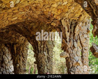 Kolonnadenpfad unter dem Straßenviadukt, Park Güell, Barcelona, Katalonien, Spanien Stockfoto