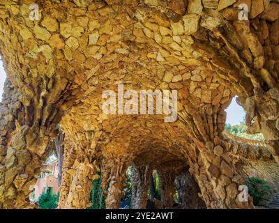 Kolonnadenpfad unter dem Straßenviadukt, Park Güell, Barcelona, Katalonien, Spanien Stockfoto