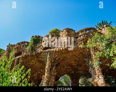 Kolonnadenpfad unter dem Straßenviadukt, Park Güell, Barcelona, Katalonien, Spanien Stockfoto