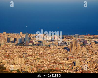 Stadtbild bei Sonnenuntergang vom Tibidabo aus gesehen, Barcelona, Katalonien, Spanien Stockfoto