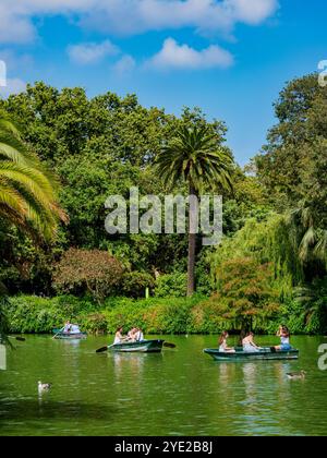 Ruderboote am See Parc de la Ciutadella, Barcelona, Katalonien, Spanien Stockfoto