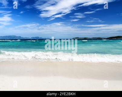 Weißer Sandstrand und blauer Himmel. Coron, Insel Busuanga, Provinz Palawan, Philippinen. Stockfoto