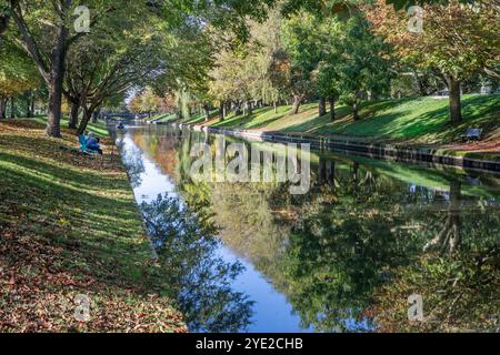 Ein paar Jungs fischen am Royal Military Canal in Hythe, während die Bäume herbstlich werden. Stockfoto