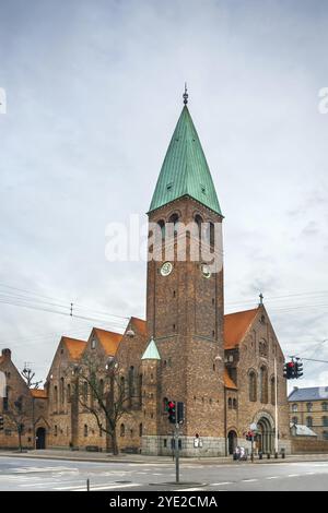 Die Andreaskirche ist eine lutherische Kirche in Kopenhagen, Dänemark, die von dem Architekten Martin Borch entworfen und von 1897 bis 1901 in Europa erbaut wurde Stockfoto