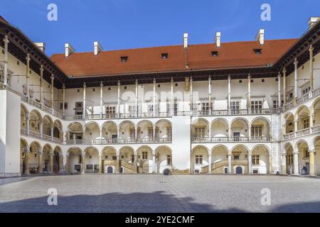 Die Stufenarkaden Sigismund I. des Alten im italienischen Renaissance-Hof im Schloss Wawel, Krakau, Polen, Europa Stockfoto