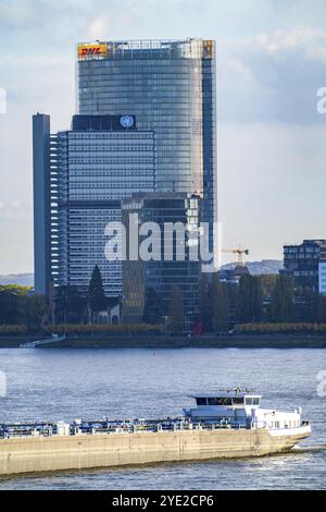 Skyline Bonn am Rhein, vor dem UNFCCC-Sekretariat der Rahmenkonvention über Klimaänderungen, in der Mitte das Hochhaus der Stockfoto