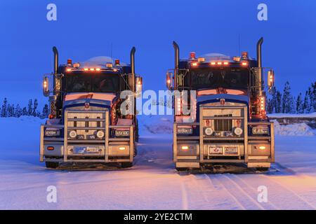 Lkw, Lkw, laufender Motor, Schnee, Winter, kalt, Arktis, Eagle Plaines, Dempster Highway, Yukon, Kanada, Nordamerika Stockfoto