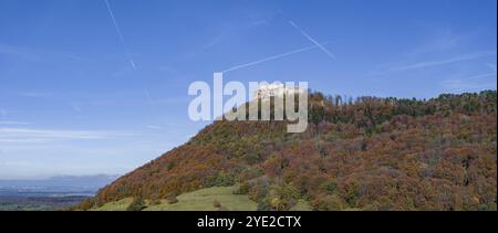 Burgruine Hohenneuffen auf der Schwäbischen Alb im Herbst. Luftaufnahme. Neuffen, Baden-Württemberg, Deutschland, Europa Stockfoto