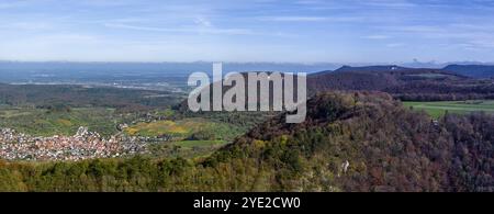 Albtrauf der Schwäbischen Alb im Herbst, Luftaufnahme. Panoramafoto. Landschaft bei Beuren, Baden-Württemberg, Deutschland, Europa Stockfoto