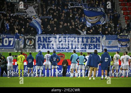 TSG 1899 Hoffenheim Spieler vor Banner, Fanposter, Banner, Poster, Banner, Banner, Fan Action für Kick-off-Zeiten am Samstag, Fan Block, Fans, Fan cu Stockfoto