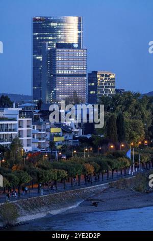 Skyline Bonn am Rhein, vor dem UNFCCC-Sekretariat der Rahmenkonvention über Klimaänderungen, in der Mitte das Hochhaus der Stockfoto