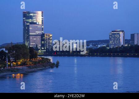 Skyline Bonn am Rhein, vor dem UNFCCC-Sekretariat der Rahmenkonvention über Klimaänderungen, in der Mitte das Hochhaus der Stockfoto