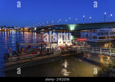 Die Kennedy-Brücke, die Mitte der drei Rheinbrücken Bonns, verbindet das Zentrum von Bonn mit dem Beuel-Bezirk, die Bundesstraße B56, Stadtbahnlinien und f Stockfoto