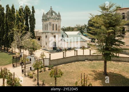 Malerischer Blick auf die katholische Kirche des Heiligen Geistes in Bagamoyo, Tansania. Stockfoto