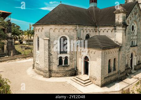 Malerischer Blick auf die katholische Kirche des Heiligen Geistes in Bagamoyo, Tansania. Stockfoto