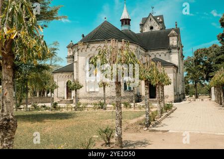 Malerischer Blick auf die katholische Kirche des Heiligen Geistes in Bagamoyo, Tansania. Stockfoto