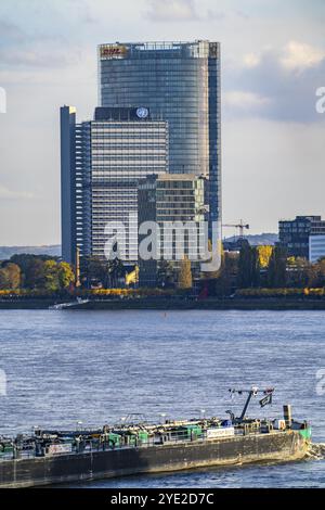 Skyline Bonn am Rhein, vor dem UNFCCC-Sekretariat der Rahmenkonvention über Klimaänderungen, in der Mitte das Hochhaus der Stockfoto