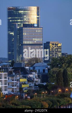 Skyline Bonn am Rhein, vor dem UNFCCC-Sekretariat der Rahmenkonvention über Klimaänderungen, in der Mitte das Hochhaus der Stockfoto