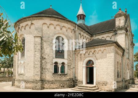 Malerischer Blick auf die katholische Kirche des Heiligen Geistes in Bagamoyo, Tansania. Stockfoto