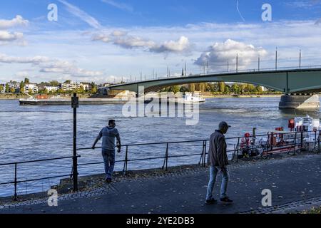 Die Kennedy-Brücke, die Mitte der drei Rheinbrücken Bonns, verbindet das Zentrum von Bonn mit dem Beuel-Bezirk, die Bundesstraße B56, Stadtbahnlinien und f Stockfoto