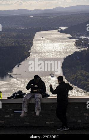 Blick von der Drachenfels-Hochebene, am Rhein nach Süden, Touristen, der Drachenfels ist ein Berg im Siebengebirge am Rhein zwischen Bad Ho Stockfoto