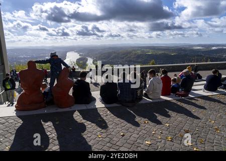 Blick von der Drachenfels-Hochebene, am Rhein nach Süden, Touristen, der Drachenfels ist ein Berg im Siebengebirge am Rhein zwischen Bad Ho Stockfoto