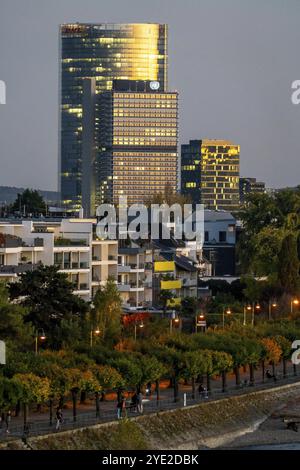 Skyline Bonn am Rhein, vor dem UNFCCC-Sekretariat der Rahmenkonvention über Klimaänderungen, in der Mitte das Hochhaus der Stockfoto