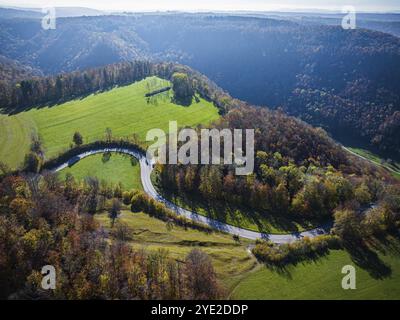 Landstraße bei Lenningen mit kurviger Straße, Landschaft auf der Schwäbischen Alb im Herbst. Luftaufnahme der Gutenberg Steige bei Lenningen, Baden-Wuert Stockfoto