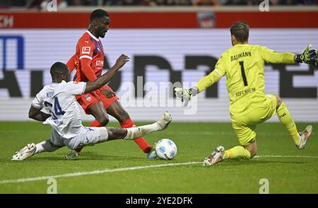 Torstoß Aktion Torschuss Chance Elfmeter-Szene, Torbereich-Szene Sirlod Conteh 1. FC Heidenheim 1846 FCH (31) gegen Stanley Nsoki TSG 1899 Hoffenheim (34) Stockfoto