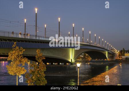 Die Kennedy-Brücke, die Mitte der drei Rheinbrücken Bonns, verbindet das Zentrum von Bonn mit dem Beuel-Bezirk, die Bundesstraße B56, Stadtbahnlinien und f Stockfoto