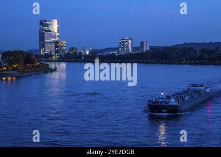 Skyline Bonn am Rhein, vor dem UNFCCC-Sekretariat der Rahmenkonvention über Klimaänderungen, in der Mitte das Hochhaus der Stockfoto