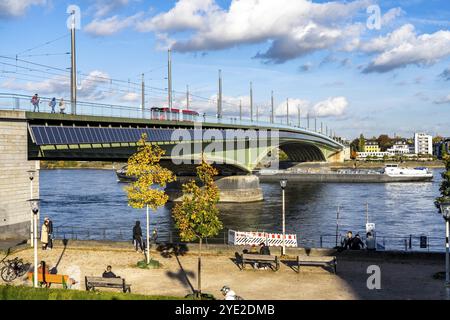 Die Kennedy-Brücke, die Mitte der drei Rheinbrücken, verbindet das Zentrum von Bonn mit dem Bezirk Beuel, Bundesstraße B56, Stadtbahnlinien und Stockfoto