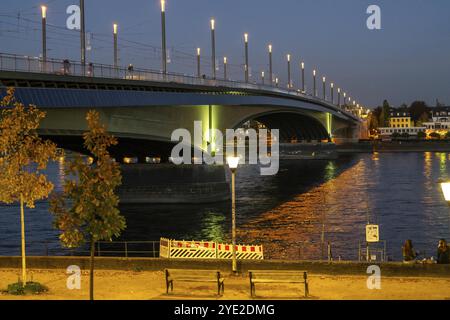 Die Kennedy-Brücke, die Mitte der drei Rheinbrücken Bonns, verbindet das Zentrum von Bonn mit dem Beuel-Bezirk, die Bundesstraße B56, Stadtbahnlinien und f Stockfoto