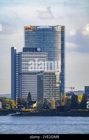 Skyline Bonn am Rhein, vor dem UNFCCC-Sekretariat der Rahmenkonvention über Klimaänderungen, in der Mitte das Hochhaus der Stockfoto