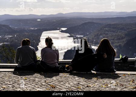 Blick von der Drachenfels-Hochebene, am Rhein nach Süden, Touristen, der Drachenfels ist ein Berg im Siebengebirge am Rhein zwischen Bad Ho Stockfoto