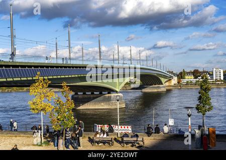 Die Kennedy-Brücke, die Mitte der drei Rheinbrücken Bonns, verbindet das Zentrum von Bonn mit dem Beuel-Bezirk, die Bundesstraße B56, Stadtbahnlinien und f Stockfoto