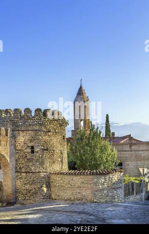 Tor in der alten Stadtmauer und Glockenturm, Signagi, Georgien, Asien Stockfoto