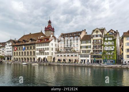 Malerische historische Gebäude am Ufer der Reuss in Luzern, Schweiz, Europa Stockfoto