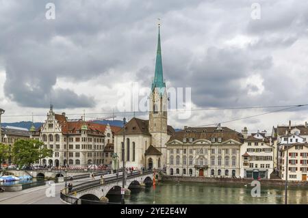 Blick auf die Limmat mit Fraumunster Kirche in Zürich, Schweiz, Europa Stockfoto