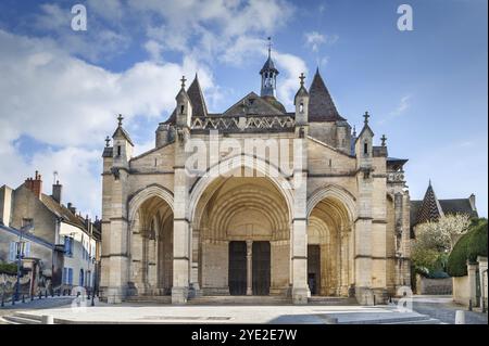 Basilique Notre-Dame de Beaune ist ein kanonisches Ensemble aus der zweiten Hälfte des 12. Jahrhunderts in Beaune, Franc Stockfoto