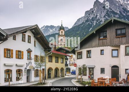 Straße mit historischen Häusern in Mittenwald, Bayern, Deutschland, Europa Stockfoto