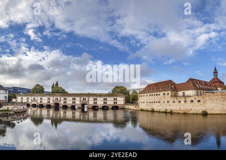 Die Barrage Vauban, oder Vauban Dam, ist eine Brücke, Wehr und defensive Arbeit errichtet im 17. Jahrhundert auf der Ill in der Stadt Straßburg in Fran Stockfoto