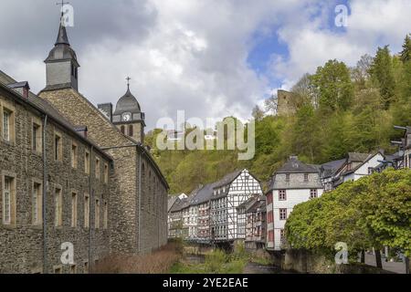 Historische Häuser entlang der Rur, Monschau, Deutschland, Europa Stockfoto