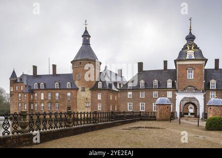 Schloss Anholt ist eine der größten Wasserburgen im Münsterland Stockfoto