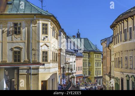 Straße mit historischen Häusern in der Altstadt von Banska Stiavnica, Slowakei, Europa Stockfoto