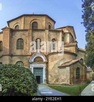 Die Basilika San Vitale ist eine Kirche in Ravenna, Italien, und eines der wichtigsten Beispiele frühchristlicher byzantinischer Kunst und Architektur Stockfoto